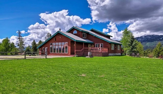 Riverfront Lodge | Sleeps 22+ | Hot Tub & Fire Pit | Private Beach | Ride-Out Snowmobile & ATV Access | Sports Bar & Game Room | Gourmet Kitchen | Between Tamarack & Brundage Ski Resorts