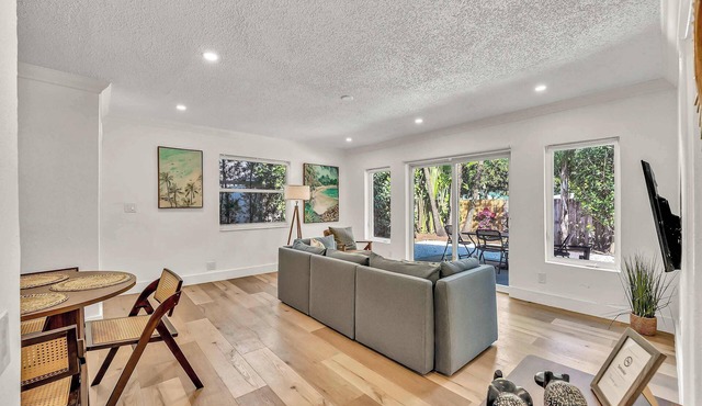 Riverside Condo w/Parking & Pets, Near Riverwalk Fort Lauderdale