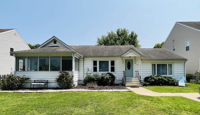 RiverWalk ~ A Home for large Families ~ A short walk to the water !