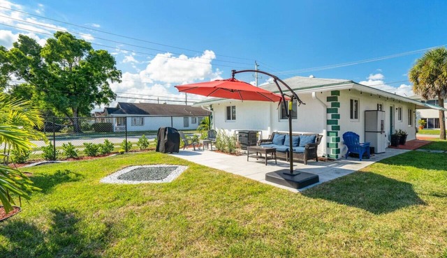 Roxana`s 3bed/2bath Home w/Modern Interior & BBQ Backyard