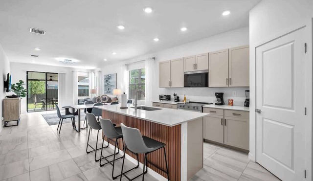 Royal Palm Gateway - Modern 4BR Homestead Retreat