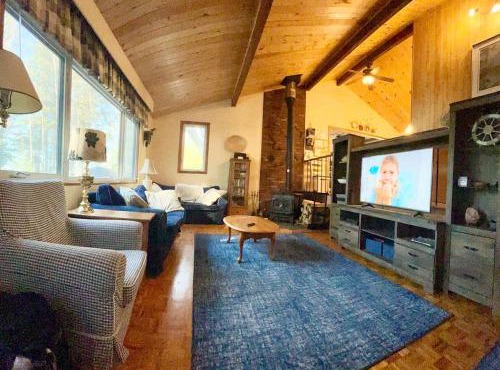 Rustic and Spacious Lakefront Oasis in Nature