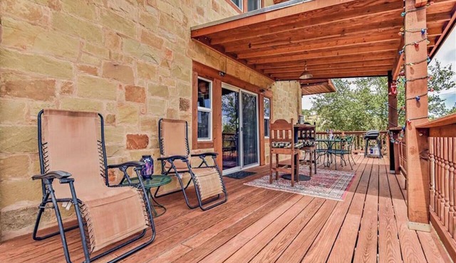 Rustic BLUEBONNET CABIN with Views-Near Hidden Falls Park-2 acres, 2 min to lake