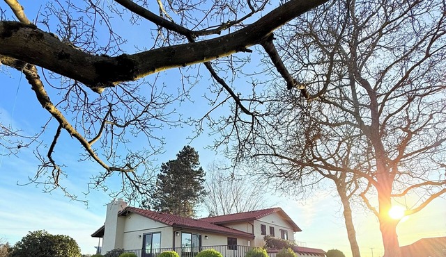 Rustic villa vacation rental near Mount Rainier with farm charm,
