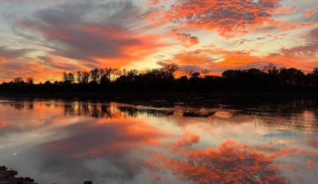 Rustic Waterfront 2 BR Cabin Stunning Sunset View!