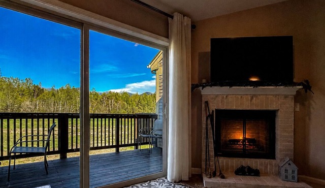 S29 Top-Floor Bretton Woods Condo with Stunning Mount Washington Views & Cozy Fireplace