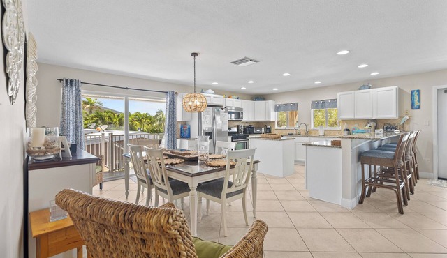 SandCastle. Upscale, Whole house. Upper and Lower side. Private Pool, 75 Ft Dock