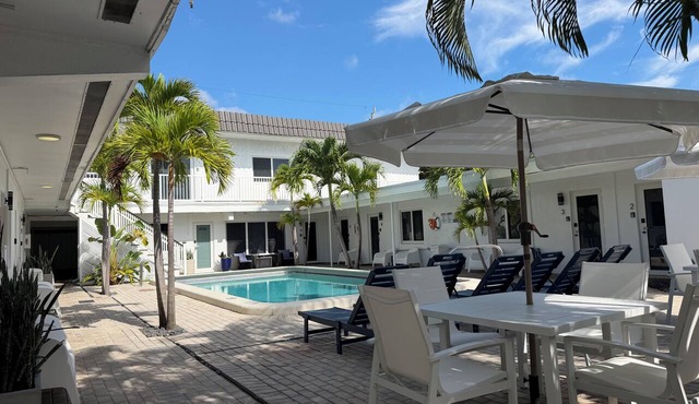 Sapphire by the Sea - Unit 7 - Queen Studio, heated pool, walk to the , Sleeps 2