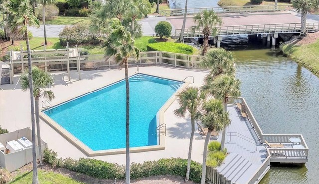 Seaclusion - Spacious condo w/lanai & pool