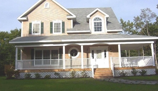Seacrest Cape Style Cottage in Round Pond