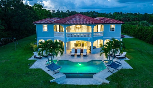 Secluded 5000 SF Mansion Waterfront|Game Room|Pool