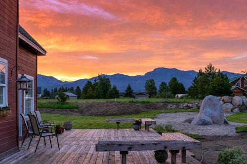 Secluded Country Home Deck & Mountain Views