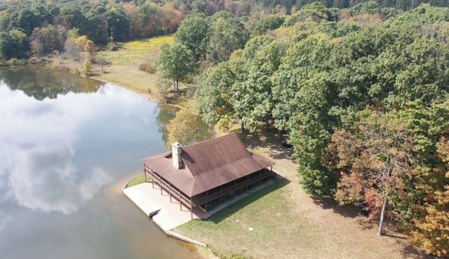 Secluded Luxury Lakehouse | Private Lake | Near Seven Spring | Sleeps 8