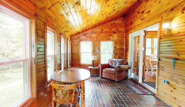 Secluded riverfront property with fast WiFi, kayak & wood stove - dog-friendly