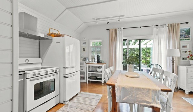 Serene Cape Cod Cottage. Walk to Beach, Harbor & Village. Bikes, Kayaks &more