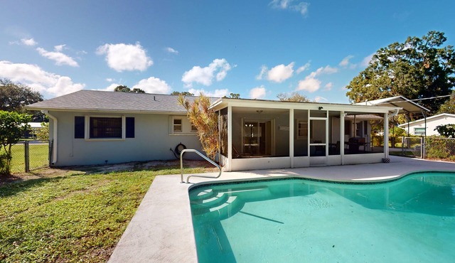 Serenity House — Sunny Private Pool Escape, Dog-Friendly with BBQ Grill & Enclosed Yard 🌞