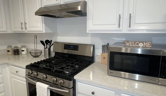 Short & long term avail. 3 bed 2 ba- PigTown-Walk to Stadiums-Close to Hospitals