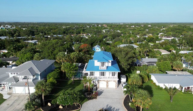 Skyline Surf View Villa Minutes to Downtown Jensen Beach and Local Beaches