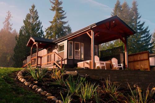 Skyriver Escape Riverfront With Hot Tub in Monroe