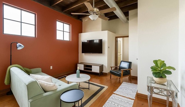 Sleepover | Upscale 2BD/1BA - Downtown Springfield