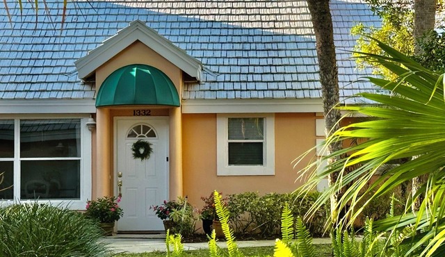 Snowbirds: Vero Beach Charming “Cottage Condo”. Close to beach. Free Cleaning!