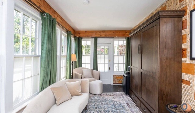 Sojourn at The Legacy Inn-The Bonnie & Clyde Suite