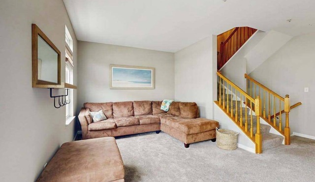 South Hampton townhome with shared pool & tennis courts