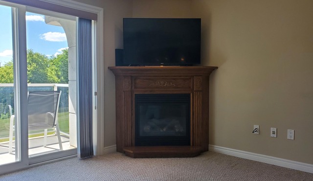 Spacious 1300 ft² condo w/ balcony overlooks river