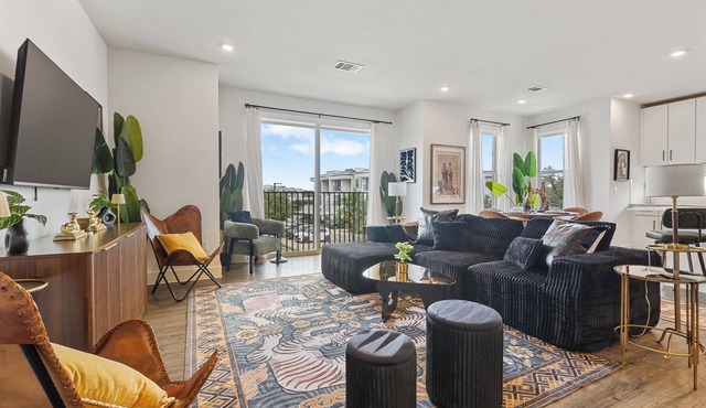 Spacious 2BR Corner Unit w/Pool, Bright Layout