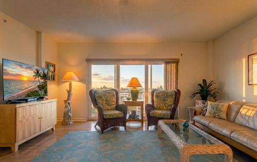 Spacious 3BR Beachfront Condo with Balcony & Parking