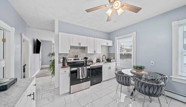 Spacious 3BR Luxury Flat Private Parking & Gated Patio Yard