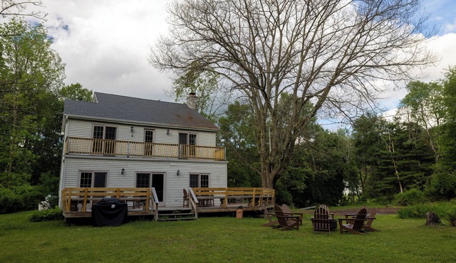 Spacious 5-bedroom house in terrific Copake Lake with AC, WiFi
