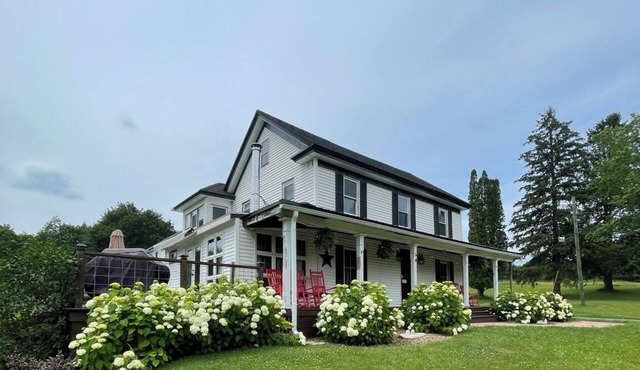 Spacious 5BR Farmhouse Sleeps 10 Perfect for Families Near Two Lakes