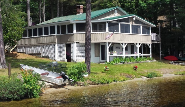 Spacious 6-bedroom waterfront home with WiFi, in beautiful Gray.