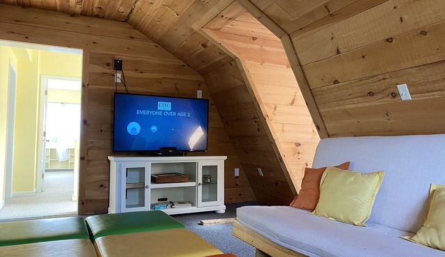Spacious cottage in Port Clyde village with harbor views.