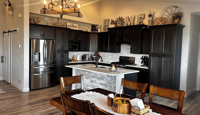 Spacious & fully equipped home with hot tub & pool!
