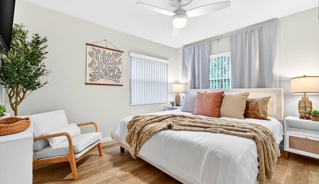 Spacious Fun Retreat Near the Beach/Jacuzzi