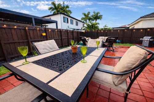 Spacious Miami Home for Groups w Patio,BBQ,Fire Pit