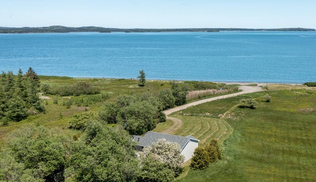 Spectacular beachfront with epic views, beautiful lit-up deck for sunset dining!