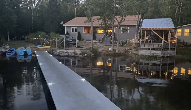 Spring fed/beautiful sand beach/wifi/New Beds/Firewood/trophy fishing/8 Kayaks