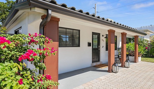 Stay in Style!7 min from the beach! Gorgeous home; relaxing yard!