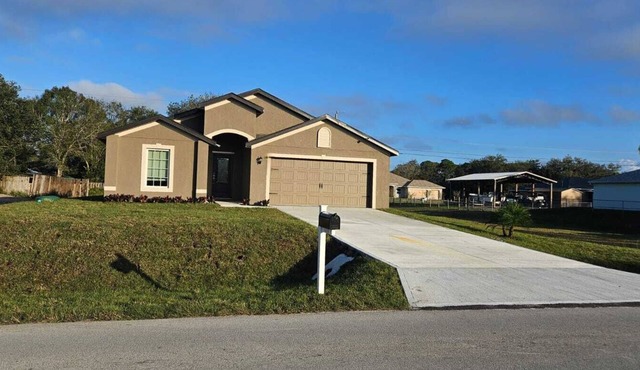 Stay2Nite - A Charming 4-bedroom building with WiFi, AC in lovely Vero Beach