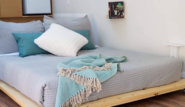 Studio Blue tiny home retreat- quick walk to town, quiet, serene get away!