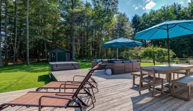 Stunning contemporary home and guest apartment on peaceful Taylor Pond!