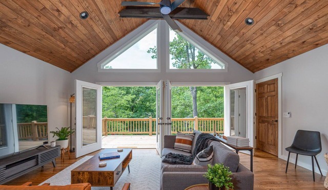 Stunning Luxury Home: Majestic Massanutten Views with New Hot Tub
