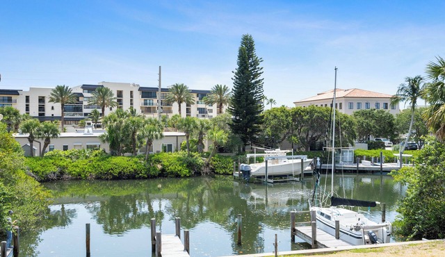Stylish and Peaceful 2-bedroom townhome 1 block to the beach