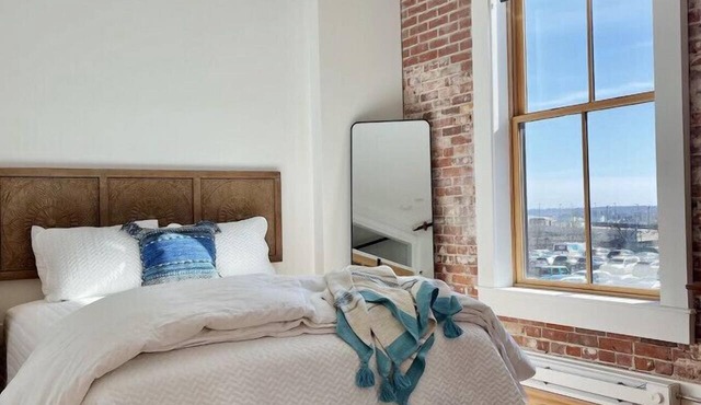 Stylish Brownstone Downtown Free St|Perfect Getaway for 2
