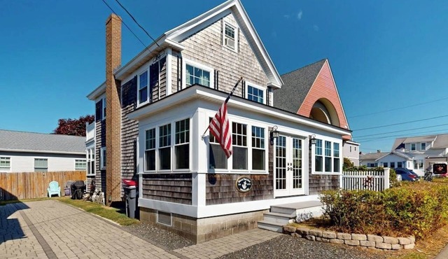 Sunny home near the sand with bikes, grill, firepit, & balcony- dog-friendly