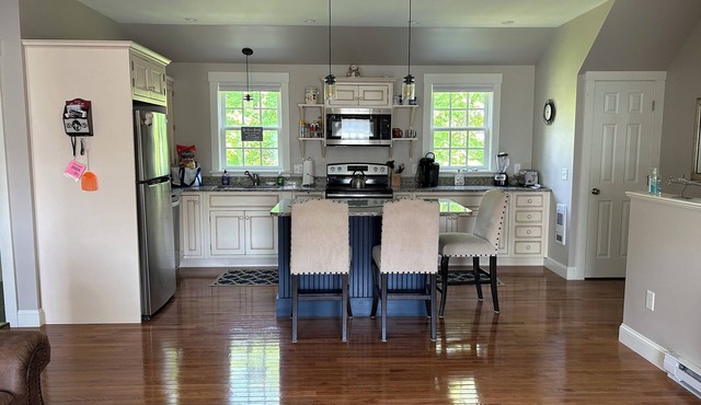 Sunny, private apartment. Walk to Kennebunk Village. Close to beaches.