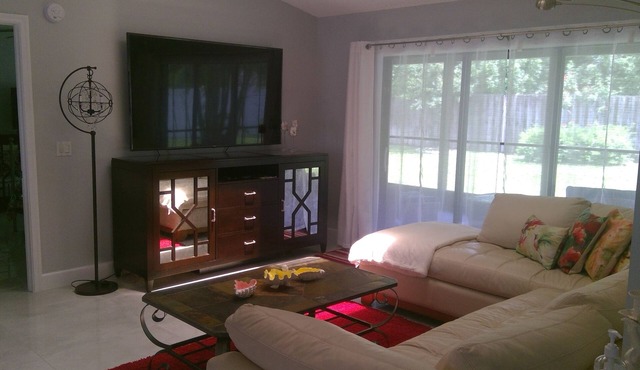 Sunshine Haus - Clean & Quiet - Minutes to Beach or Shopping